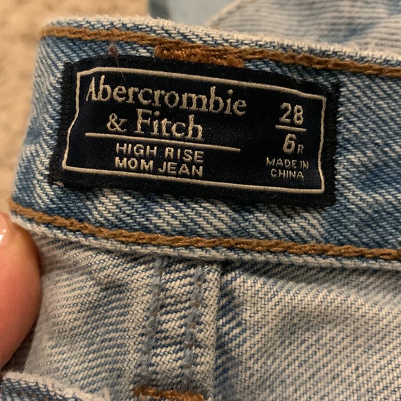 A&F High Rise Mom Jean, size 6R - Picture 4 of 4
